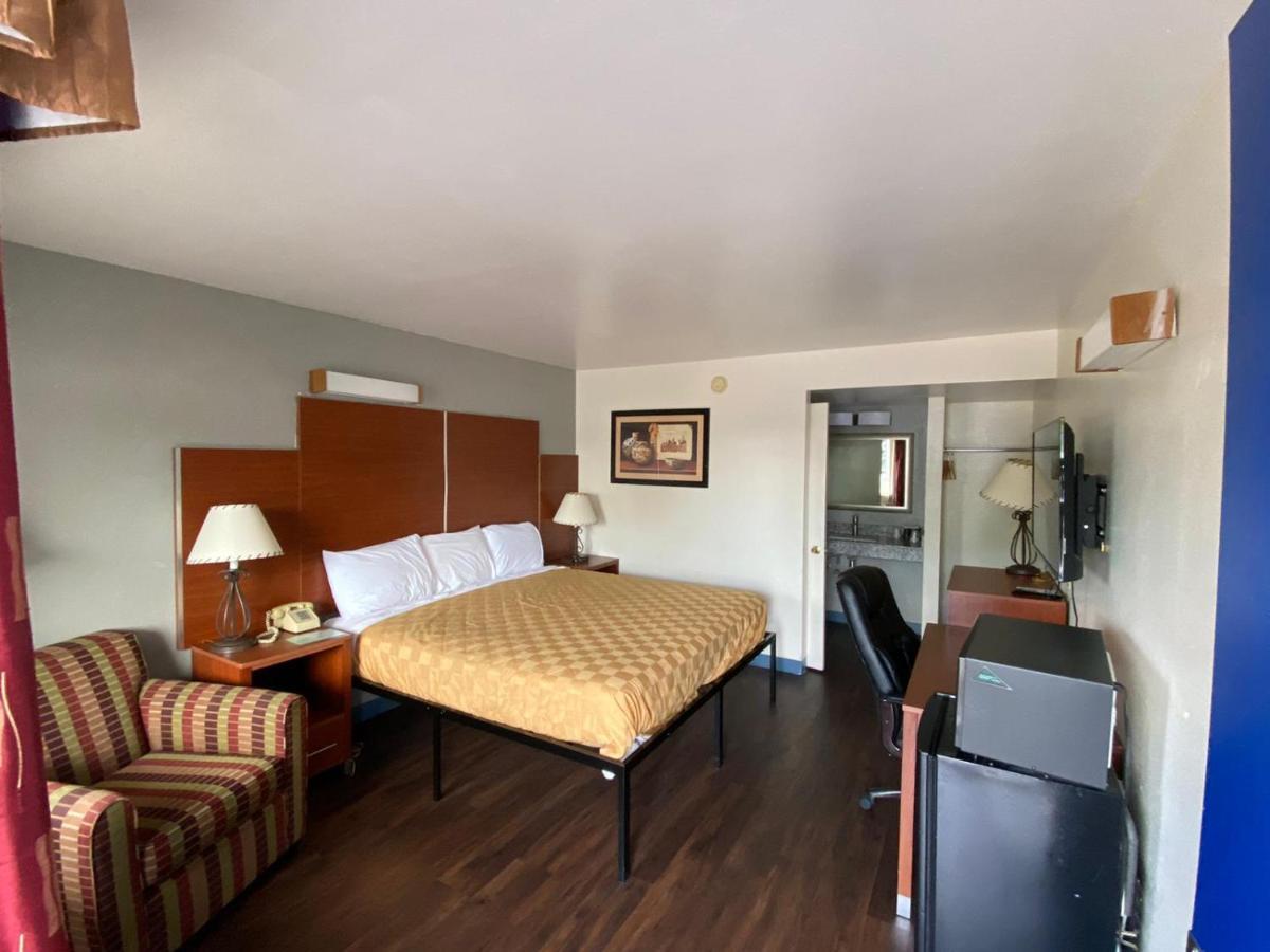 Travelodge By Wyndham West Motel